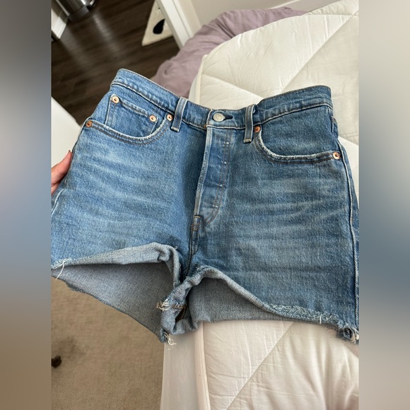 Levi size 26 rib cage shorts. Excellent condition. High rise. Button closure - Picture 7 of 8